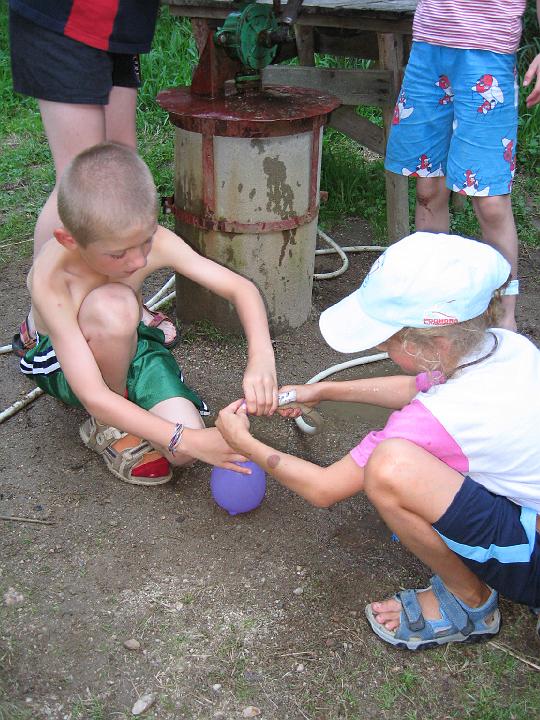 267 - Přeprava vody přes puklinu - Jirka a Andulka plní balónky.JPG